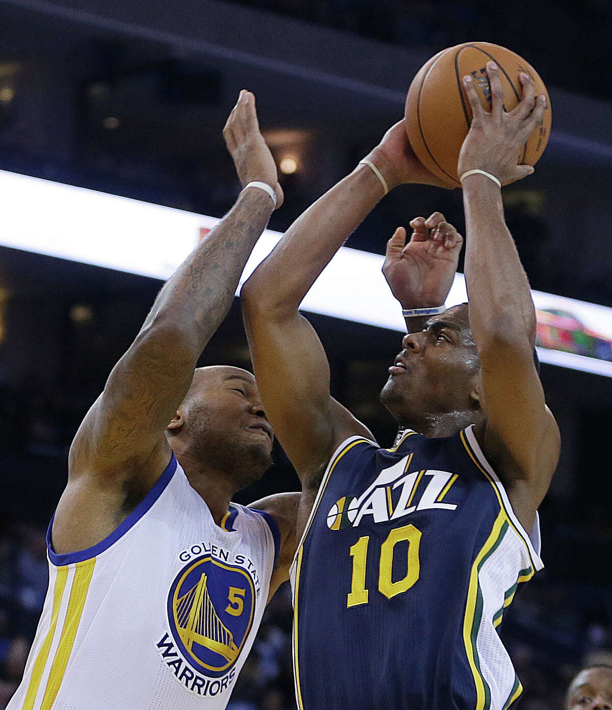 Utah Jazz guard Alec Burks, right, shoots against Golden State Warriors' Marreese Speights during the first half of an NBA basketball game Friday, Nov. 21, 2014, in Oakland, Calif. (AP Photo/Ben Margot)
