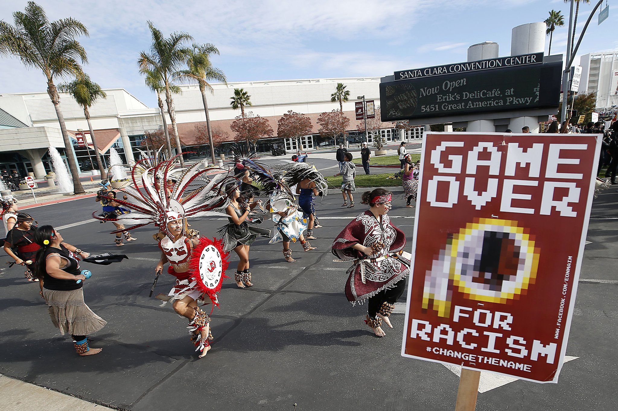 Washington Redskins: Protesters decry team's name at Lambeau Field – Twin  Cities