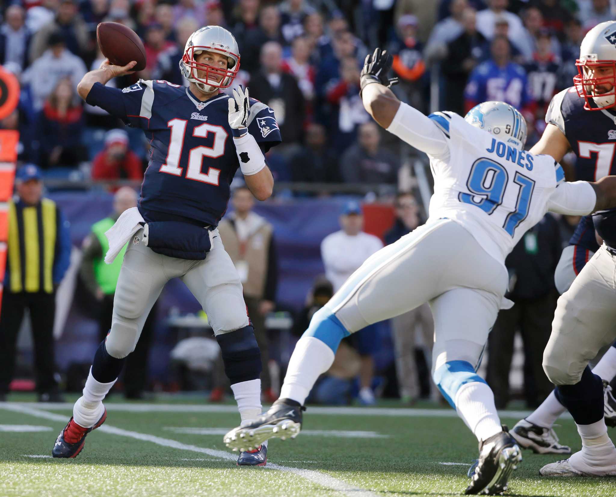 Tom Brady passes Patriots to 34-9 win over Lions