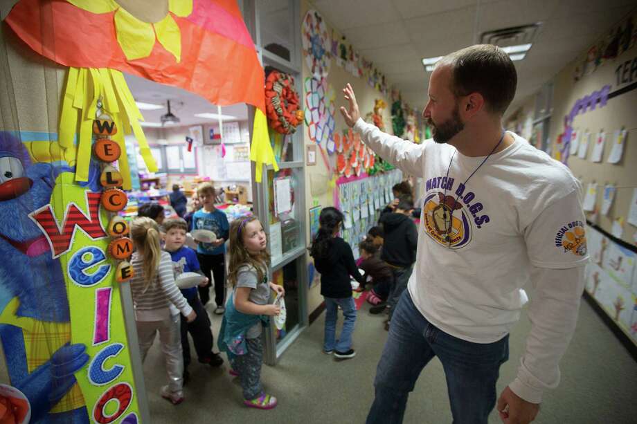 Volunteer program draws dads into school for a day Houston Chronicle