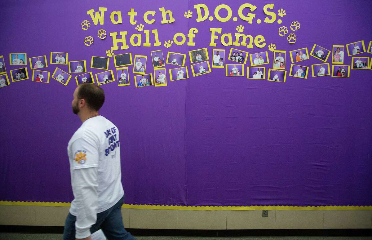 Volunteer program draws dads into school for a day