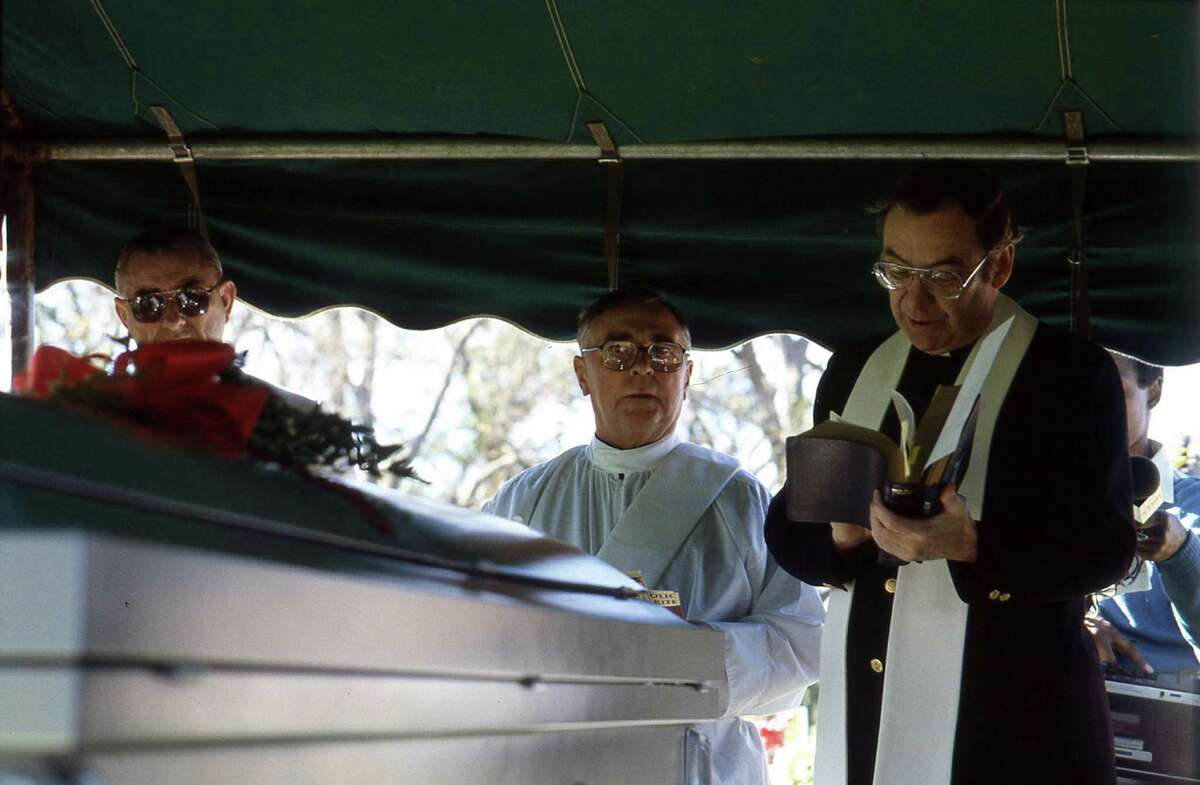 Nov. 28, 1984: Harris County Medical Examiner Joseph Jachimczyk, center, and the Rev. James Madden conduct a burial service for Stubby, the unidentified torso that's been in the Harris County morgue since 1964, San Gabriel Cemetery, Richmond.
