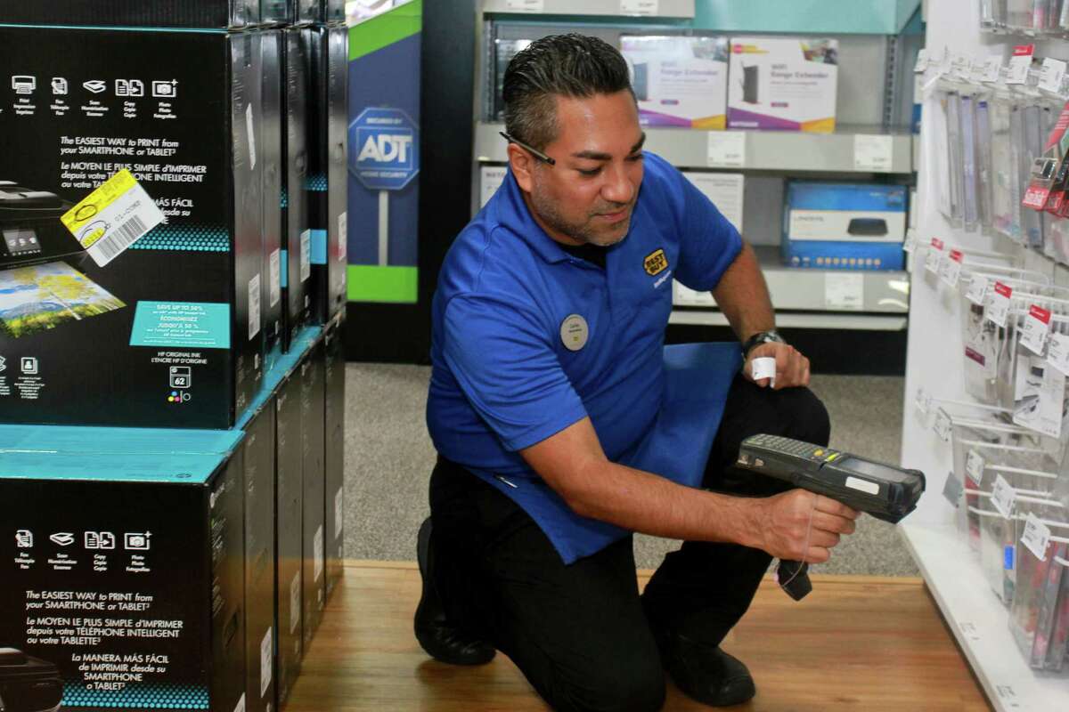 Retailers strive to stand out with apps, instore service