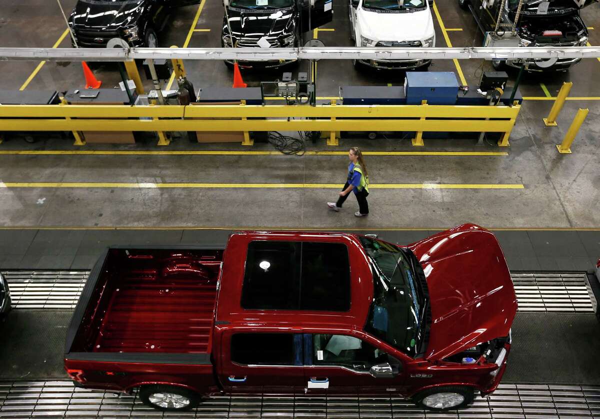 2015 Ford F-150 trucks get finishing touches at the Dearborn Truck Plant in Dearborn, Mich. For the first time, the popular pickup features a lighter aluminum body that improves fuel efficiency (AP Photo/Paul Sancya)