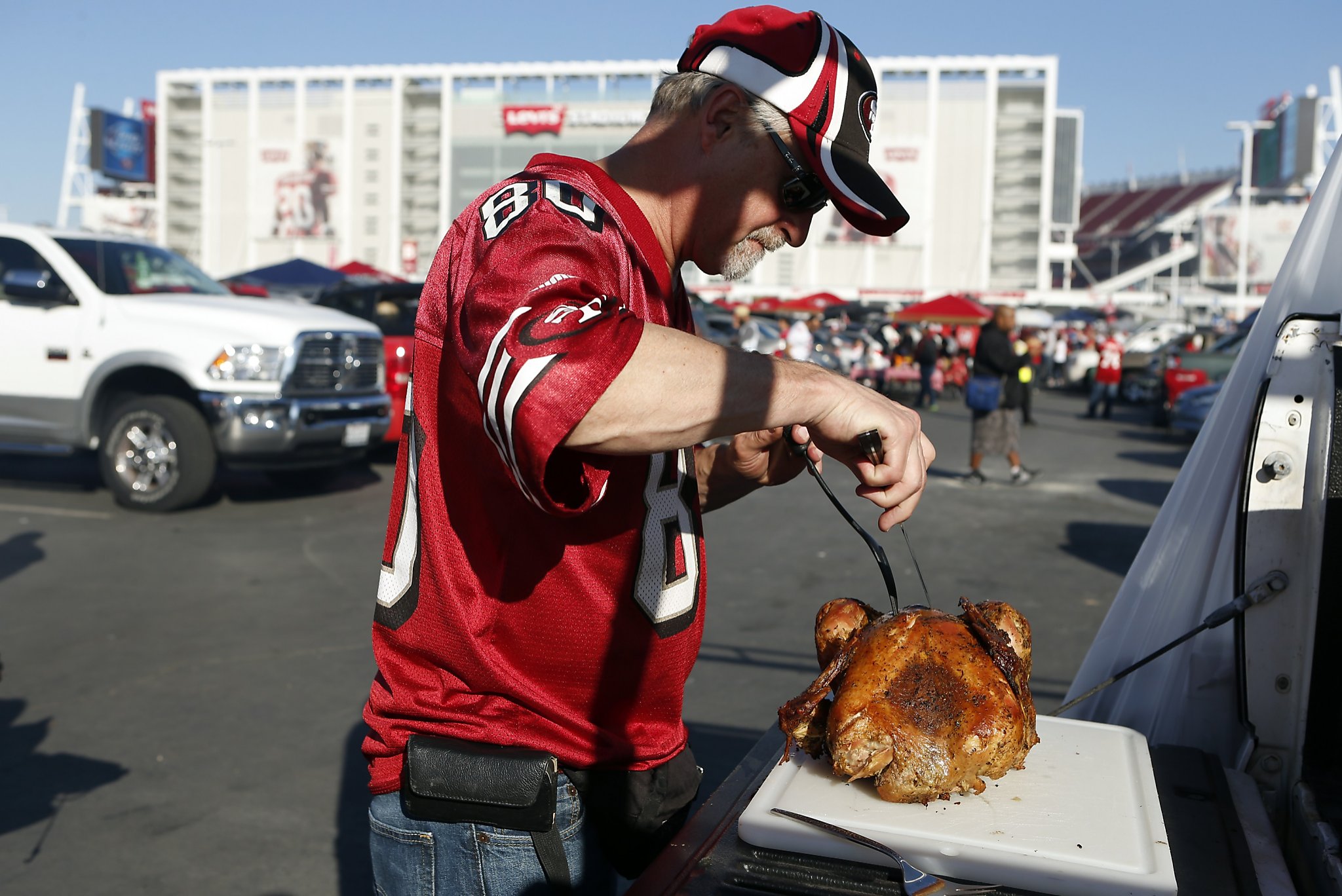 49ers fans serve Thanksgiving dinner while tailgating - SFGate