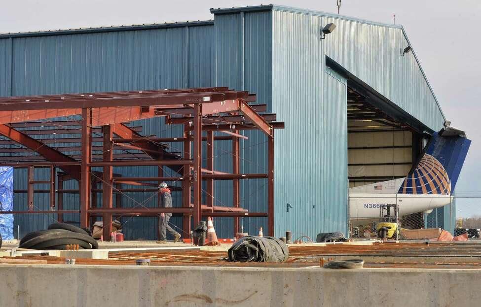 Commutair spreads wings