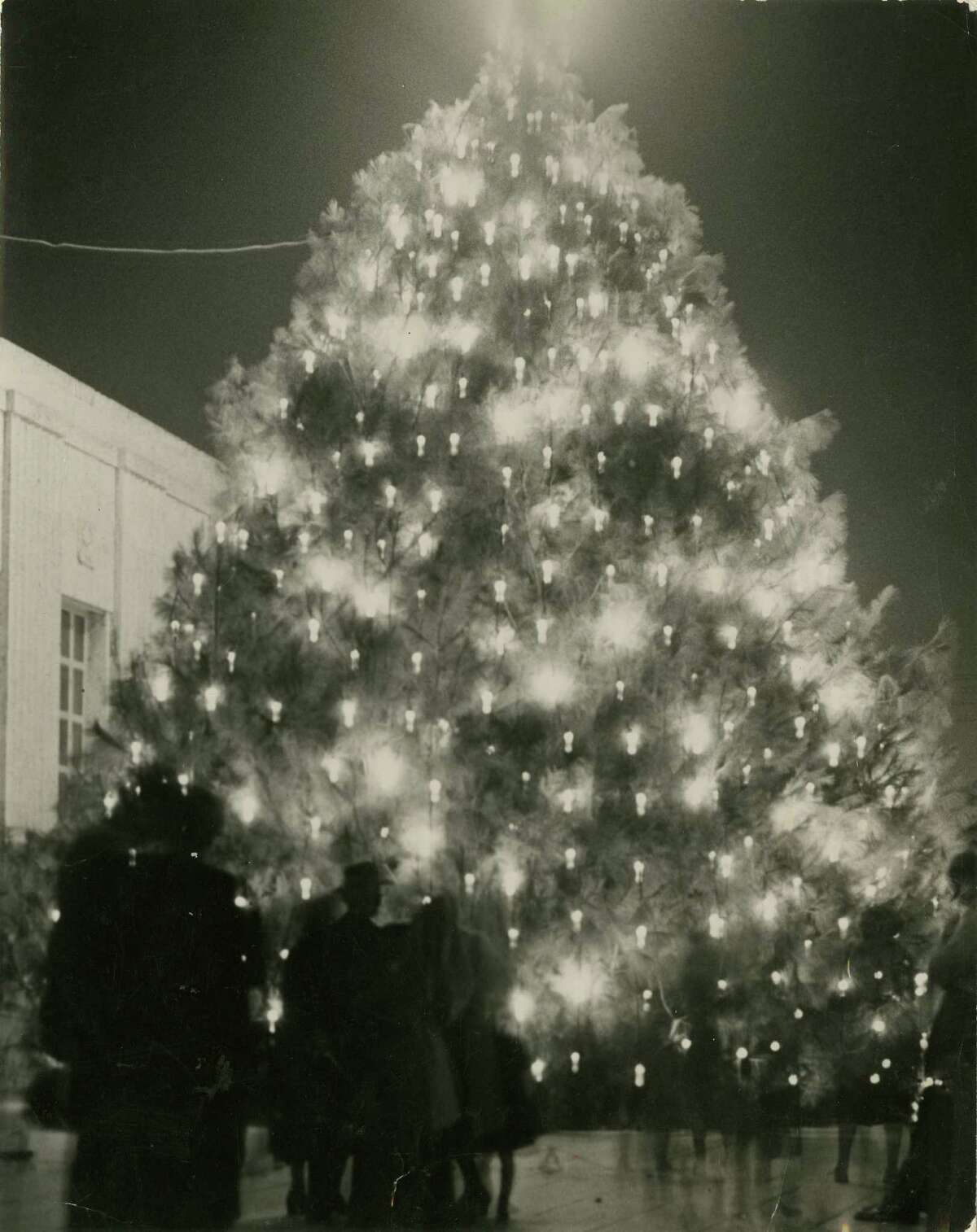 December 15, 1950: The Tree of Light outside Houston's City Hall.