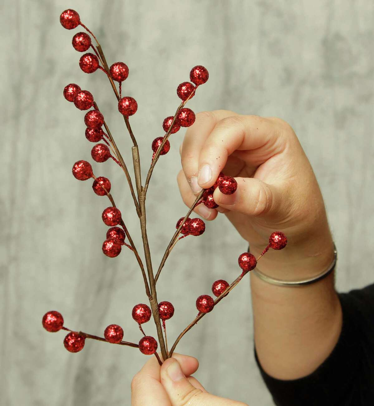 Wreath project makes decorating for winter holidays easy