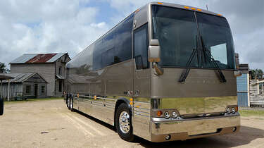 Willie Nelson S Tour Bus Featured On Extreme Rvs For