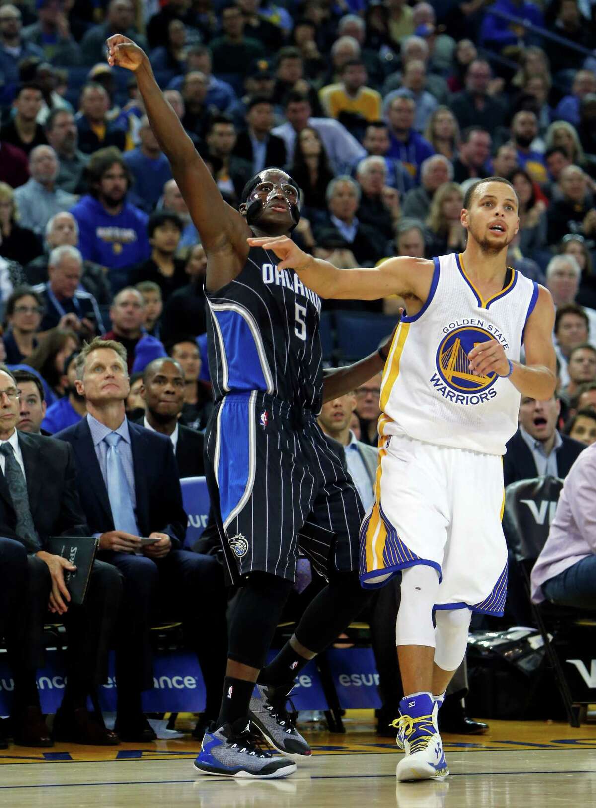 Warriors come from behind, avert Magic upset