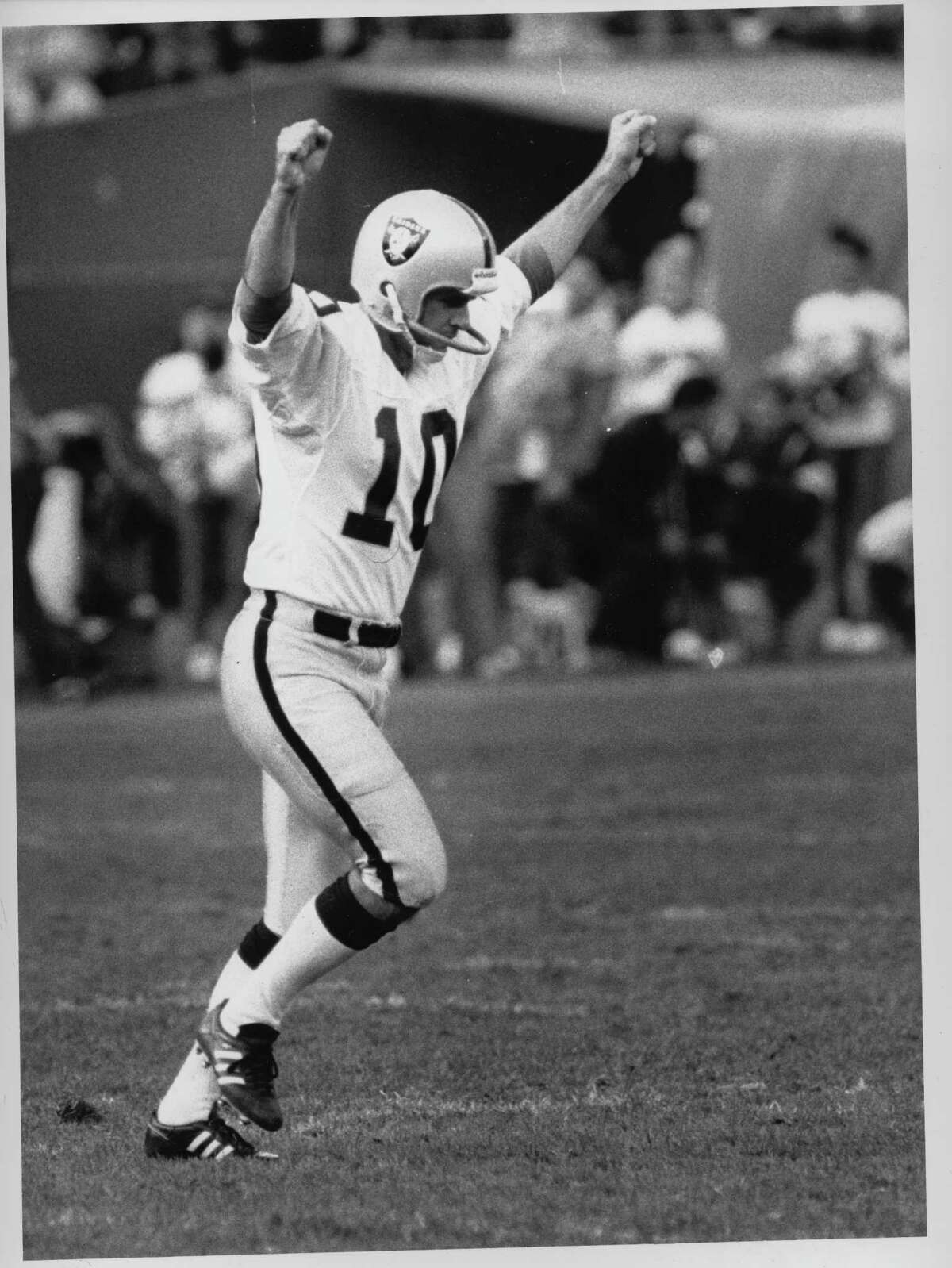 Chris Bahr hits his third field goal of the game and the Raiders go on to beat the 49ers 9-3 Photo shot 11/13/1988 Photo ran 11/14/1988, P. D2