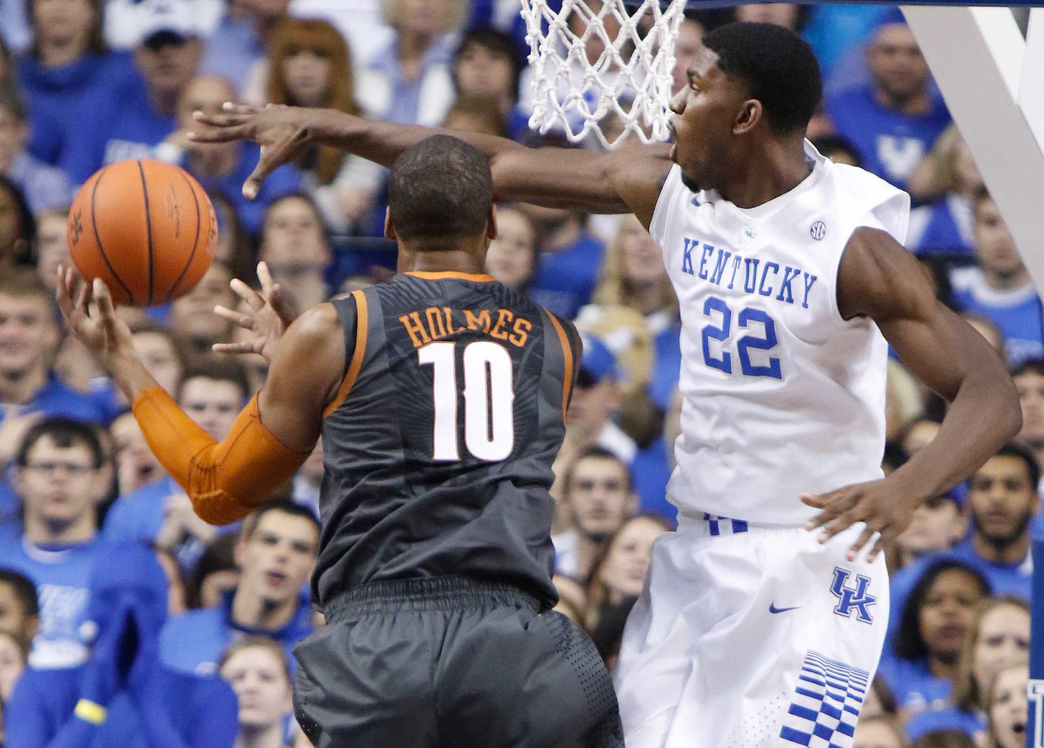 No. 1 Kentucky pulls away from No. 6 Texas