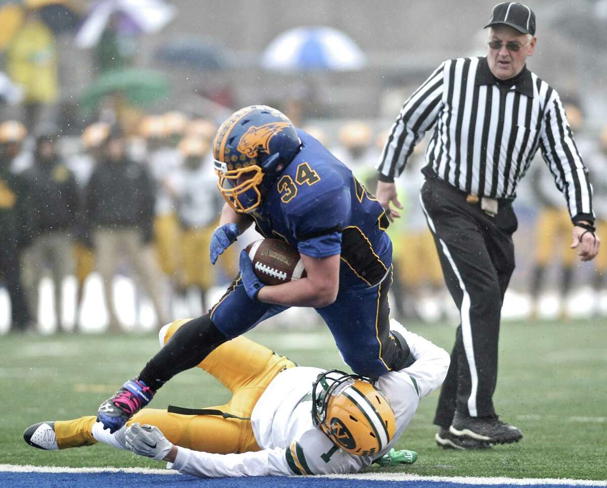 Brookfield crushes New London, returns to state finals