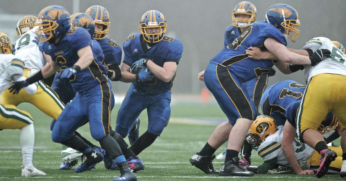 Brookfield crushes New London, returns to state finals