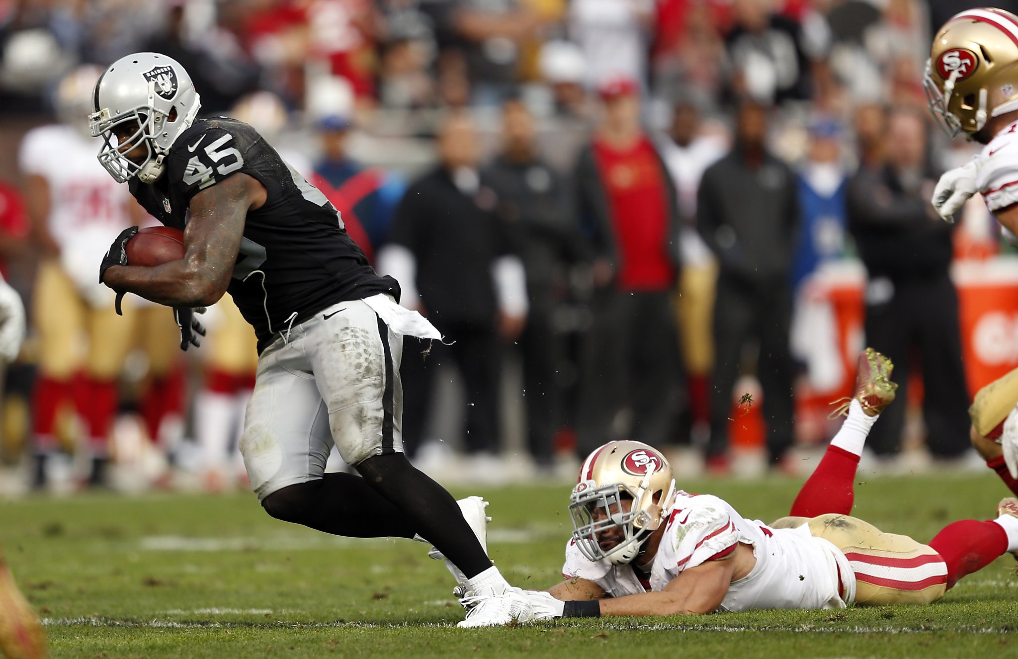 Raiders deal stunning blow to 49ers' playoff hopes