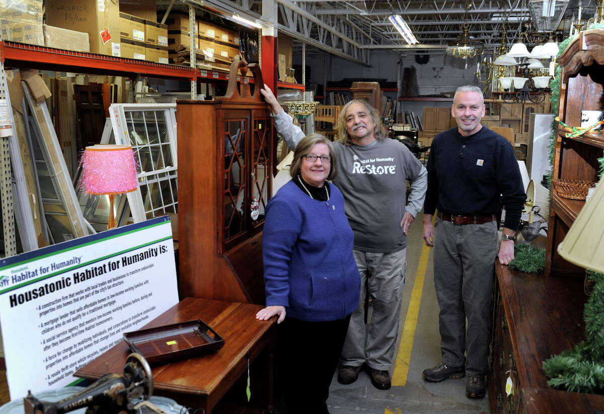 Contractors give remnants to Habitat for Humanity shop