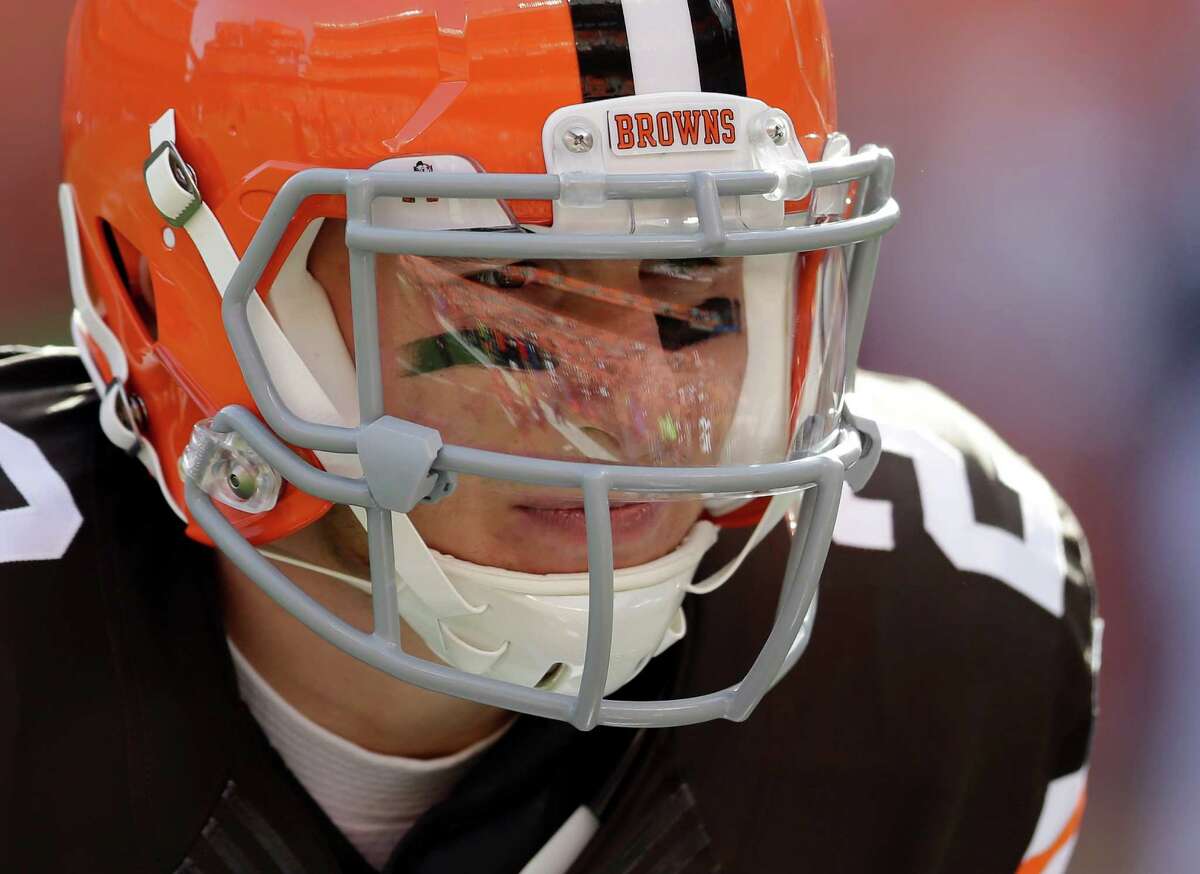 Cleveland Browns quarterback Johnny Manziel warms up before an NFL