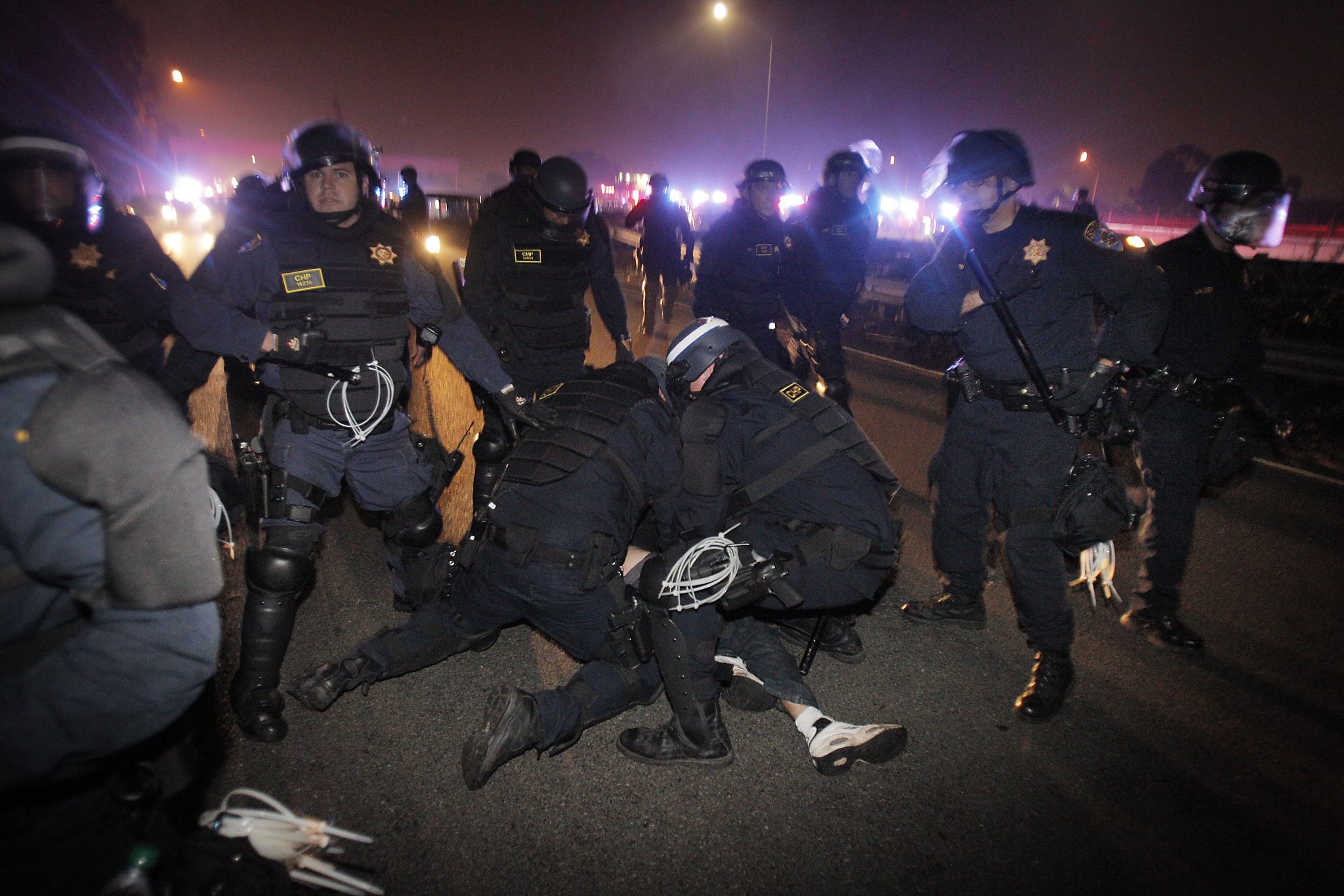 Golden Gate Xpress  Downtown businesses looted with heavy police