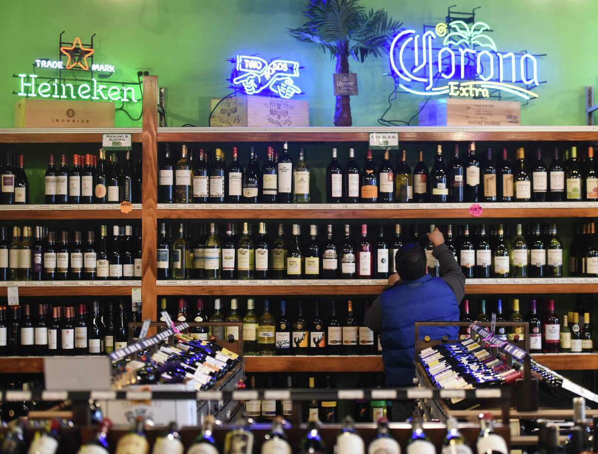 Bars, restaurants can deliver alcohol under latest Lamont order