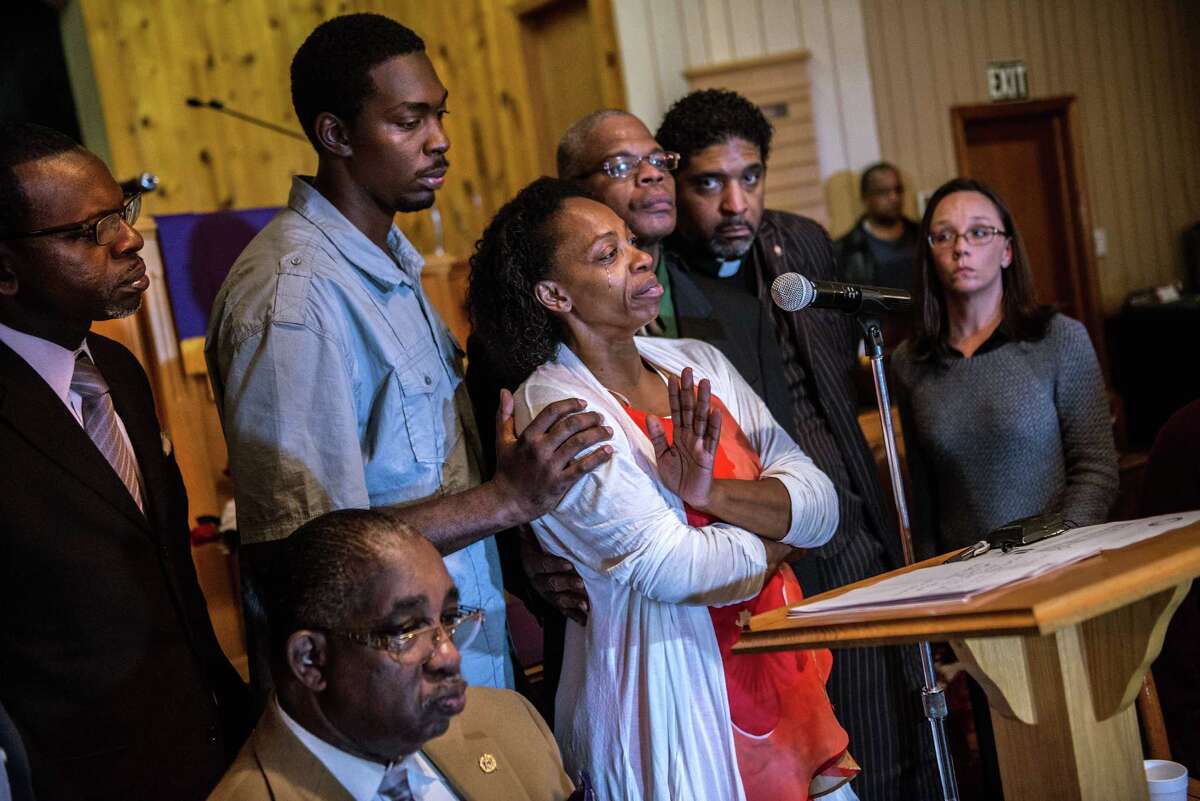 FBI reviews investigation of teen hanging death