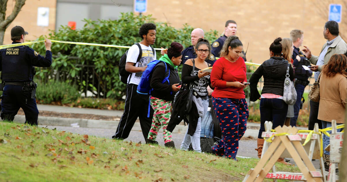 Shooting near Oregon school sends 3 to hospital