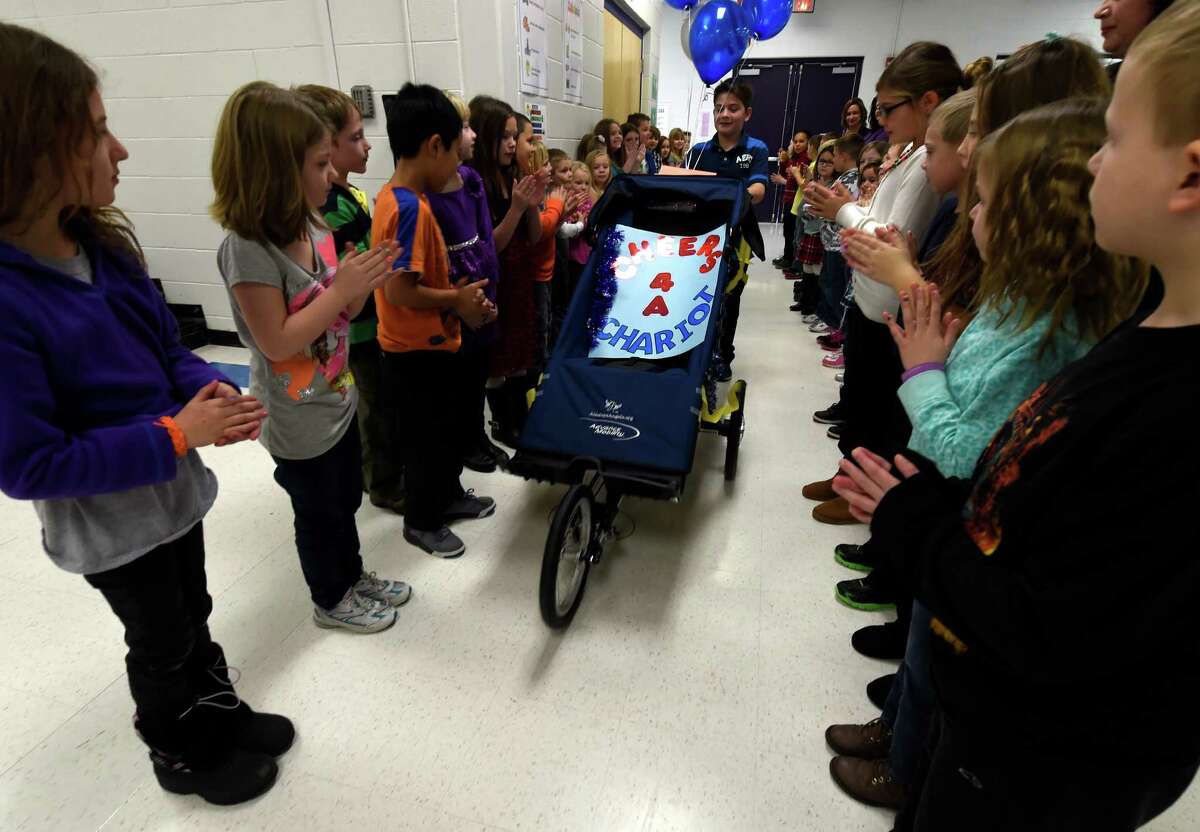Elementary students help another child