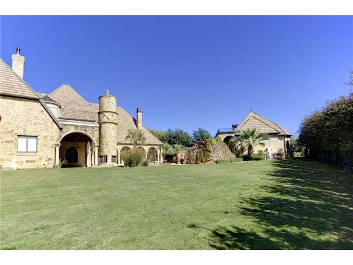 Cardinals pitcher John Lackey is selling his Fort Worth home