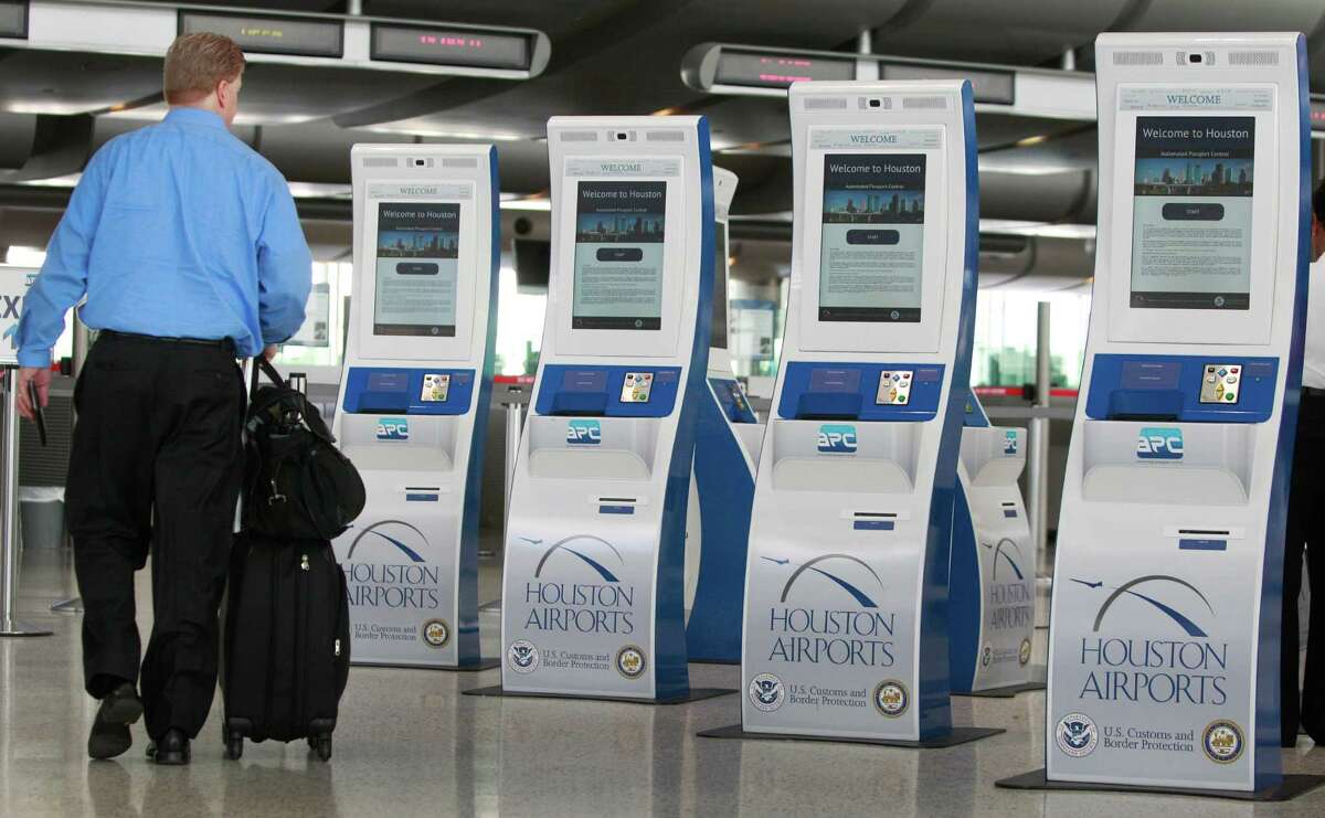 Houston airports want more automated kiosks for international passengers