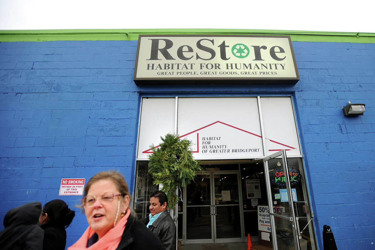 Contractors give remnants to Habitat for Humanity shop