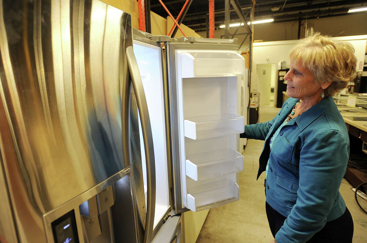 Contractors give remnants to Habitat for Humanity shop