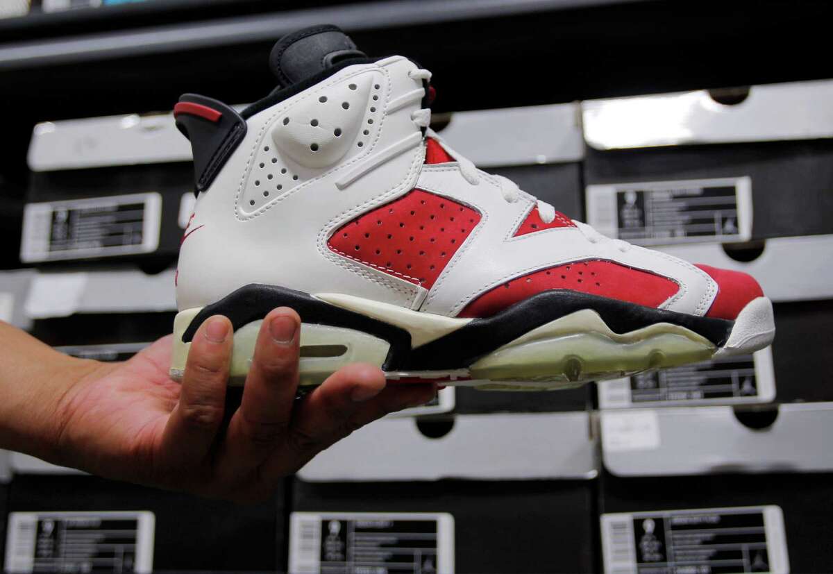 This is how much it costs Nike to make a pair of 100 sneakers