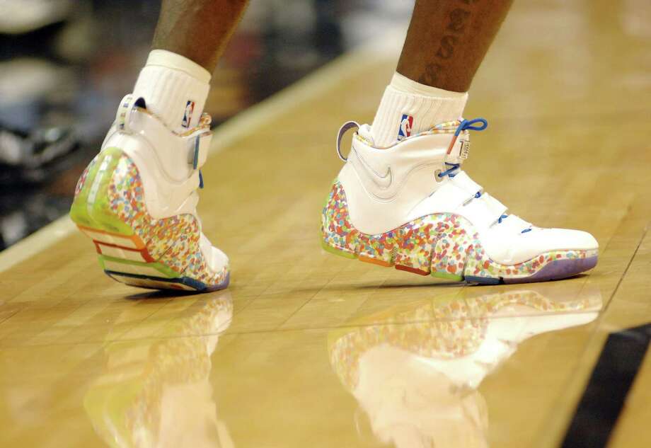 This is how much it costs Nike to make a pair of 100 sneakers