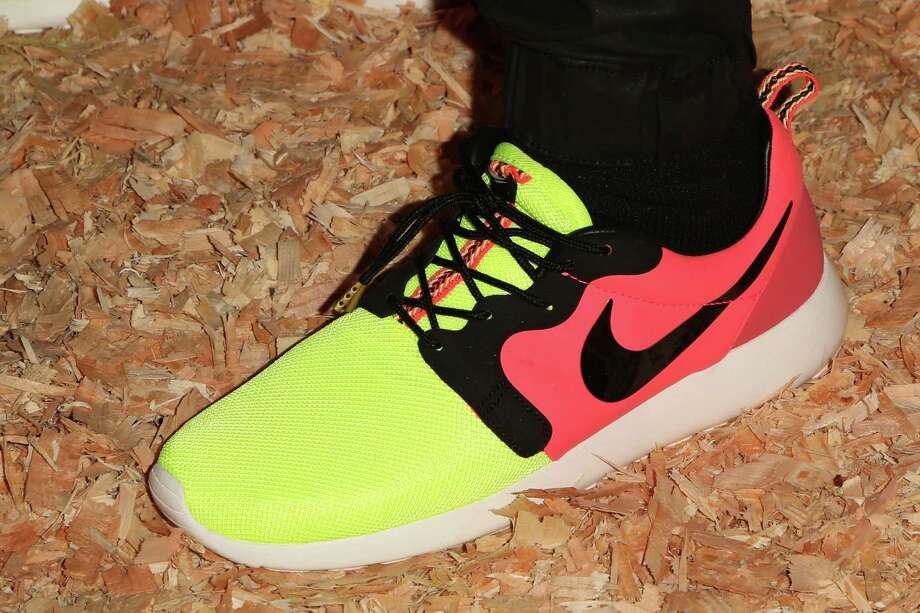 how much does a pair of nike shoes weigh