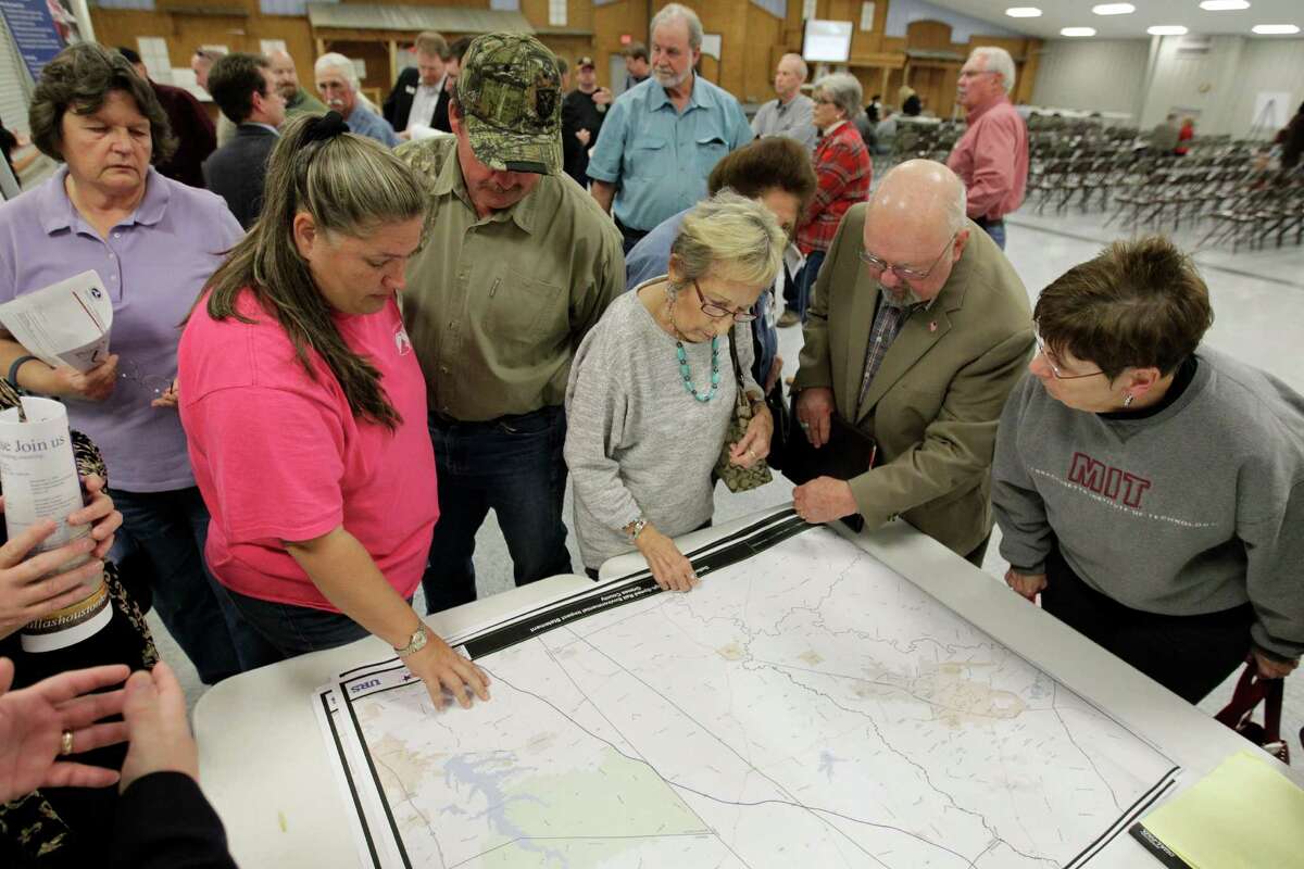 Maps of the high-speed rail proposal drew plenty of attention Dec. 4 at a public meeting in Navasota. Many Grimes County residents are concerned about the high-speed rail route Texas Central High-Speed Railway officials said Tuesday was their preferred choice.