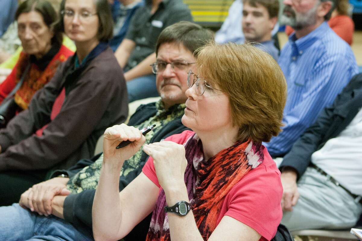 Melissa Torbet asks about the basis for various growth predictions during an H-GAC public comment meeting at Wolfe Elementary School. Photo By R. Clayton McKee