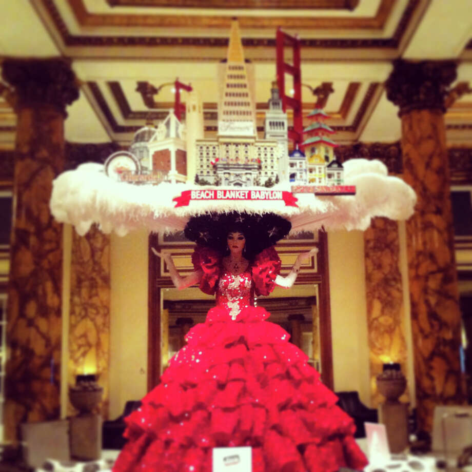 2017 Society Events Getty Parties Basking In Giants Glow Sfgate Beach Blanket Babylon Celebrated 40 Years With Hats Around Town Photo Catherine Elow