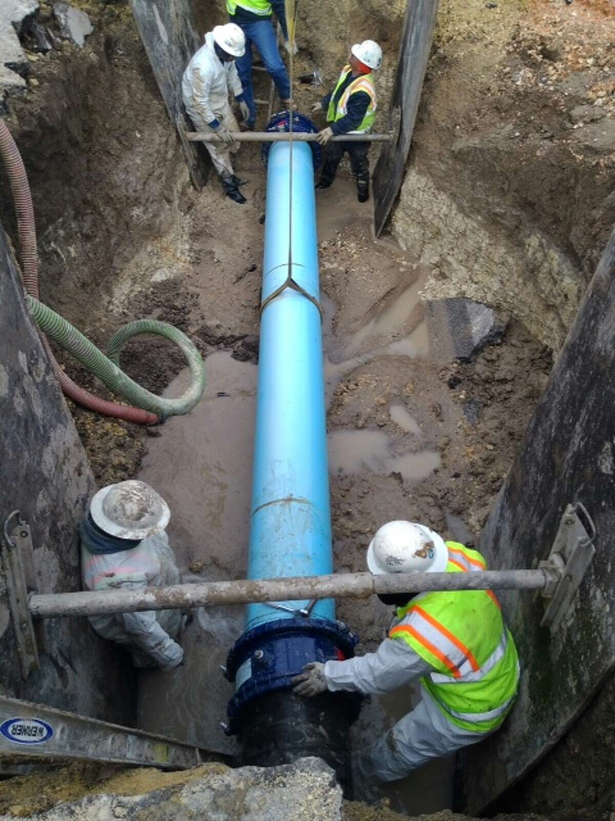 Water main break shuts down road on San Antonio's North Side