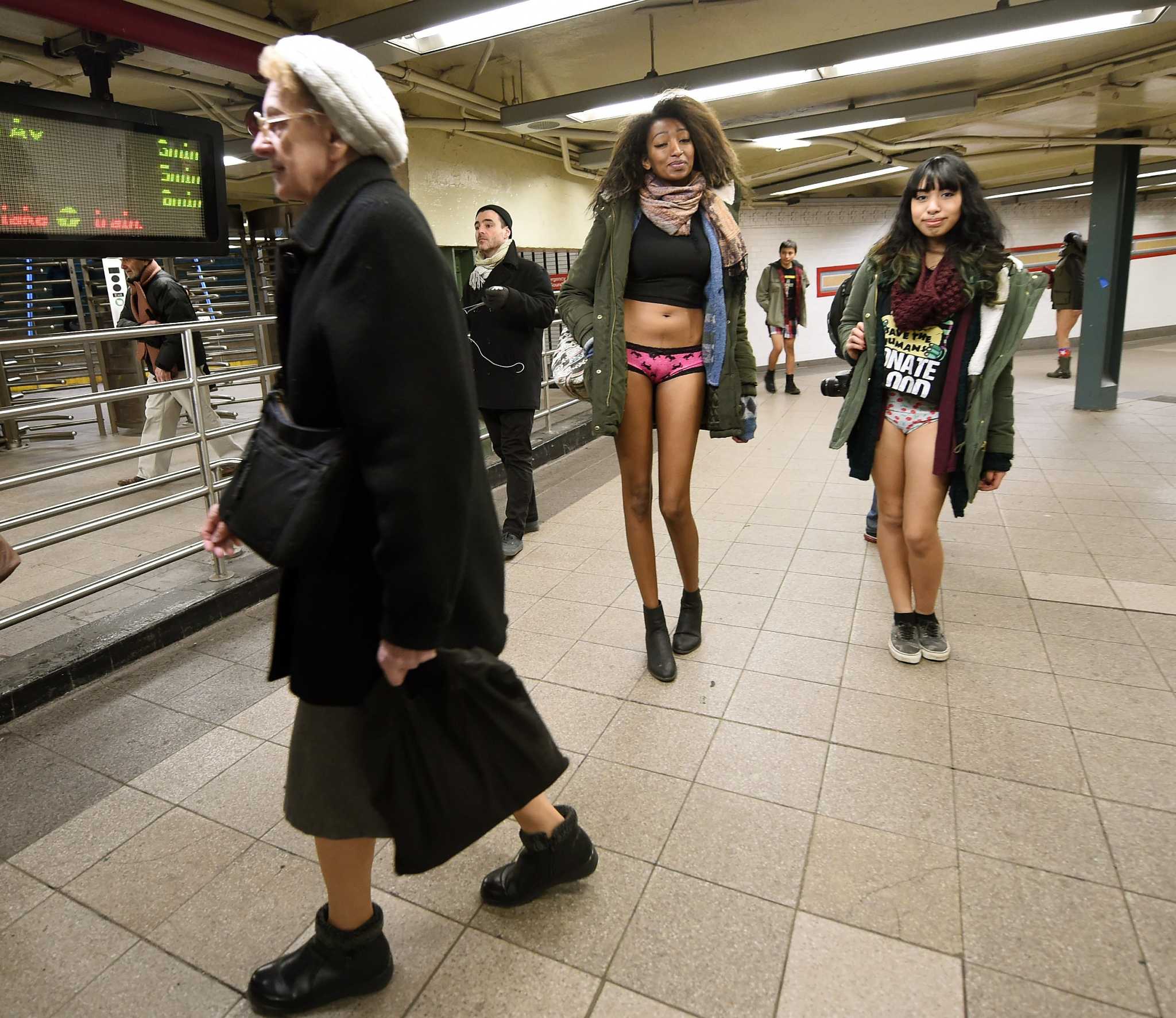 Прилюдно. No Pants Subway Ride Москва. День без штанов в Нью-Йорке. No Pants Subway Ride Россия. No Pants Subway Ride 2018 in Tokyo.