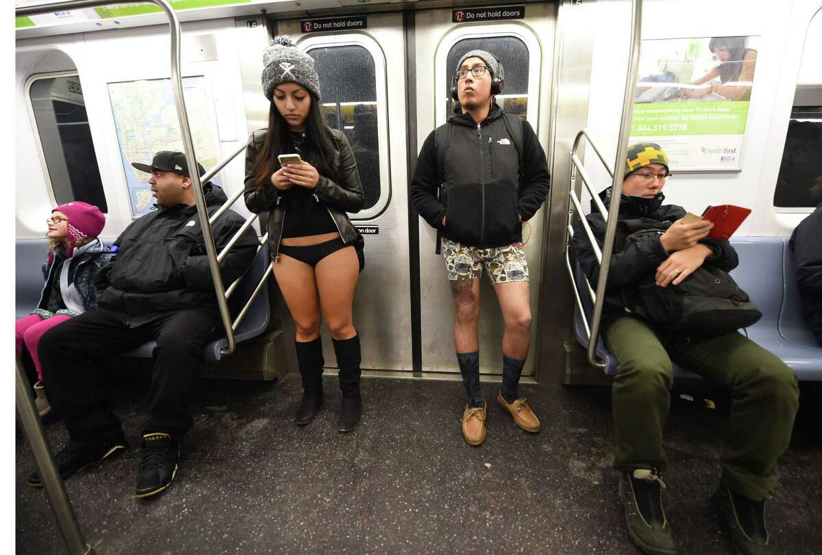 Автобус без цензуры. No Pants Subway Ride Москва. Международная акция no Pants Subway Ride. No Pants Subway Ride Россия. Дамы без штанов.