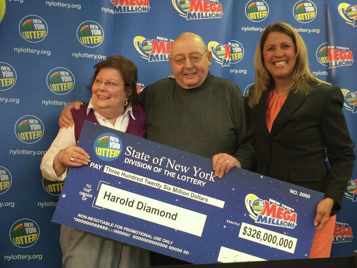 Lottery winners Carol and Harold Diamond with Yolanda Vega of the New York Lottery on Jan. 12, 2015. (Photo provided by the New York Lottery)