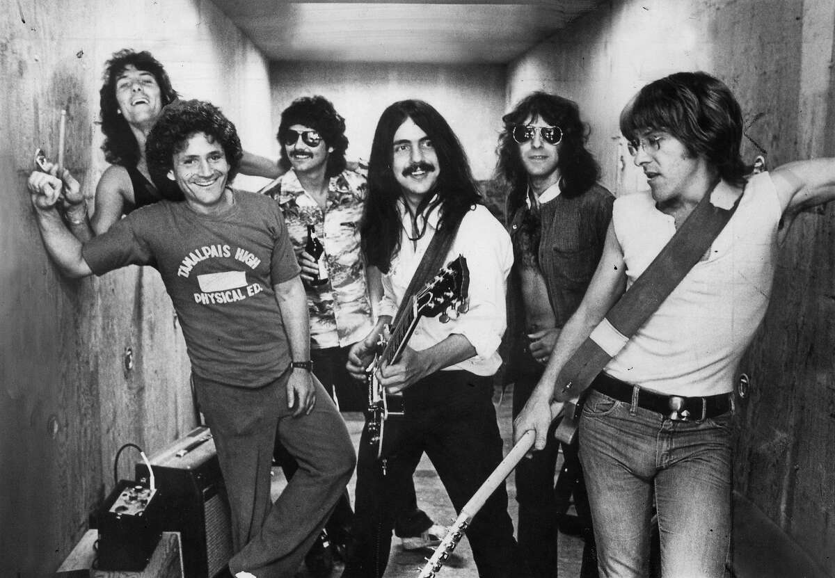 杰弗逊星舰，大约1980年。乐队成员从左到右;Aynsley Dunbar, David Freiberg, Mickey Thomas, Craig Chaquico, Pete Sears和Paul Kantner。
