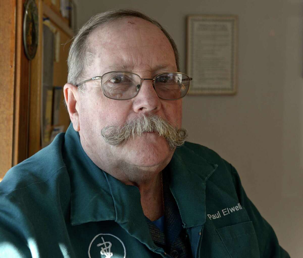 Veteran veterinarian a rare breed in Roxbury