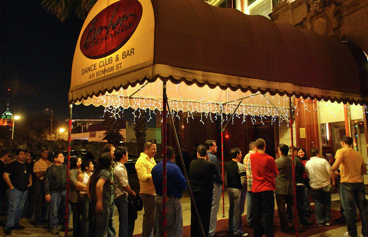 Customers line up to get into the Bonham Exchange Friday night, December 2, 2005. TOM REEL/STAFF