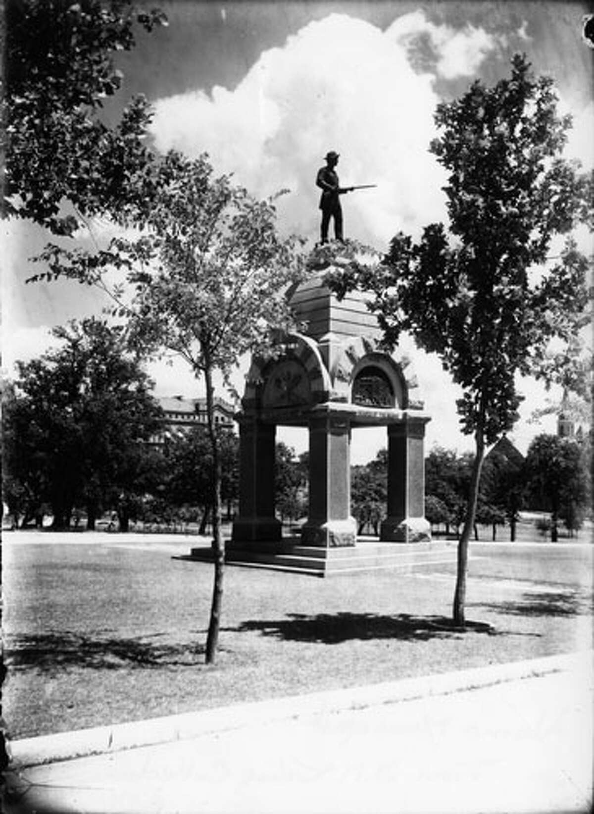 100-year-old photos show the University of Texas at Austin before the ...