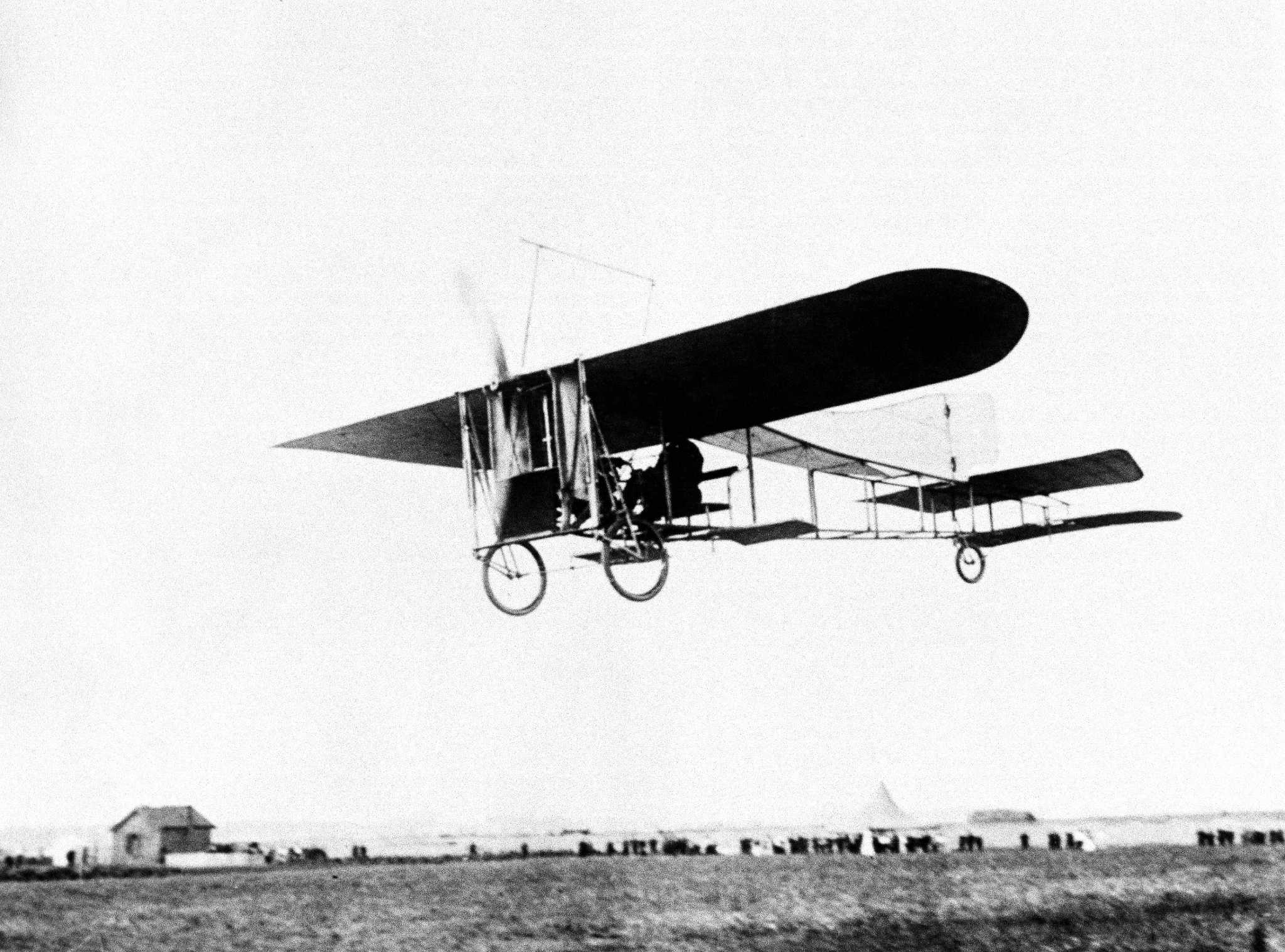 Первые воздушные самолеты. Самолет Луи Блерио. Луи Блерио перелет через ла Манш. Первый полет на самолете Луи Блерио. Луи Блерио 1909.