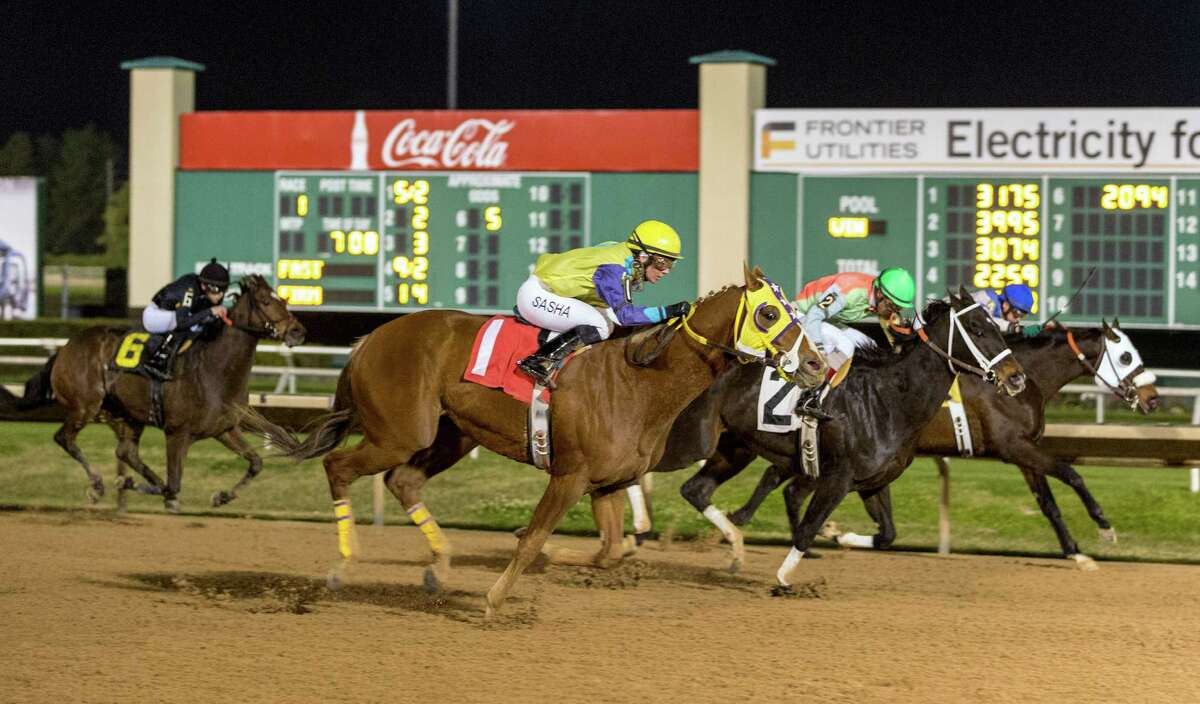 Early Fantasy Wins By A Neck In Sam Houston Race Park Thoroughbred 
