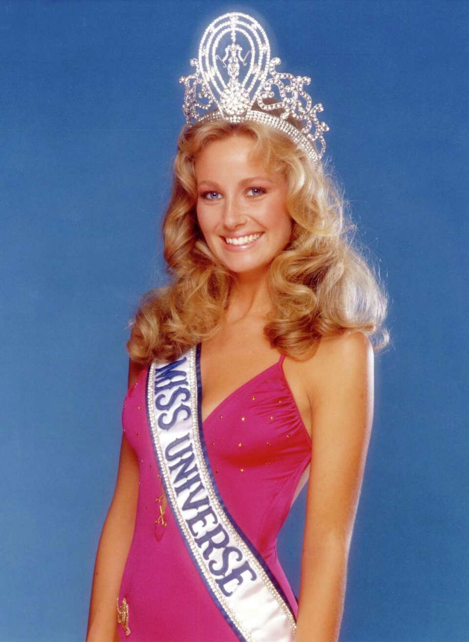 Watchful Eyes Of A Silhouette: Miss Angola Leila Lopes Named Miss Universe  2011, image size:960x1312