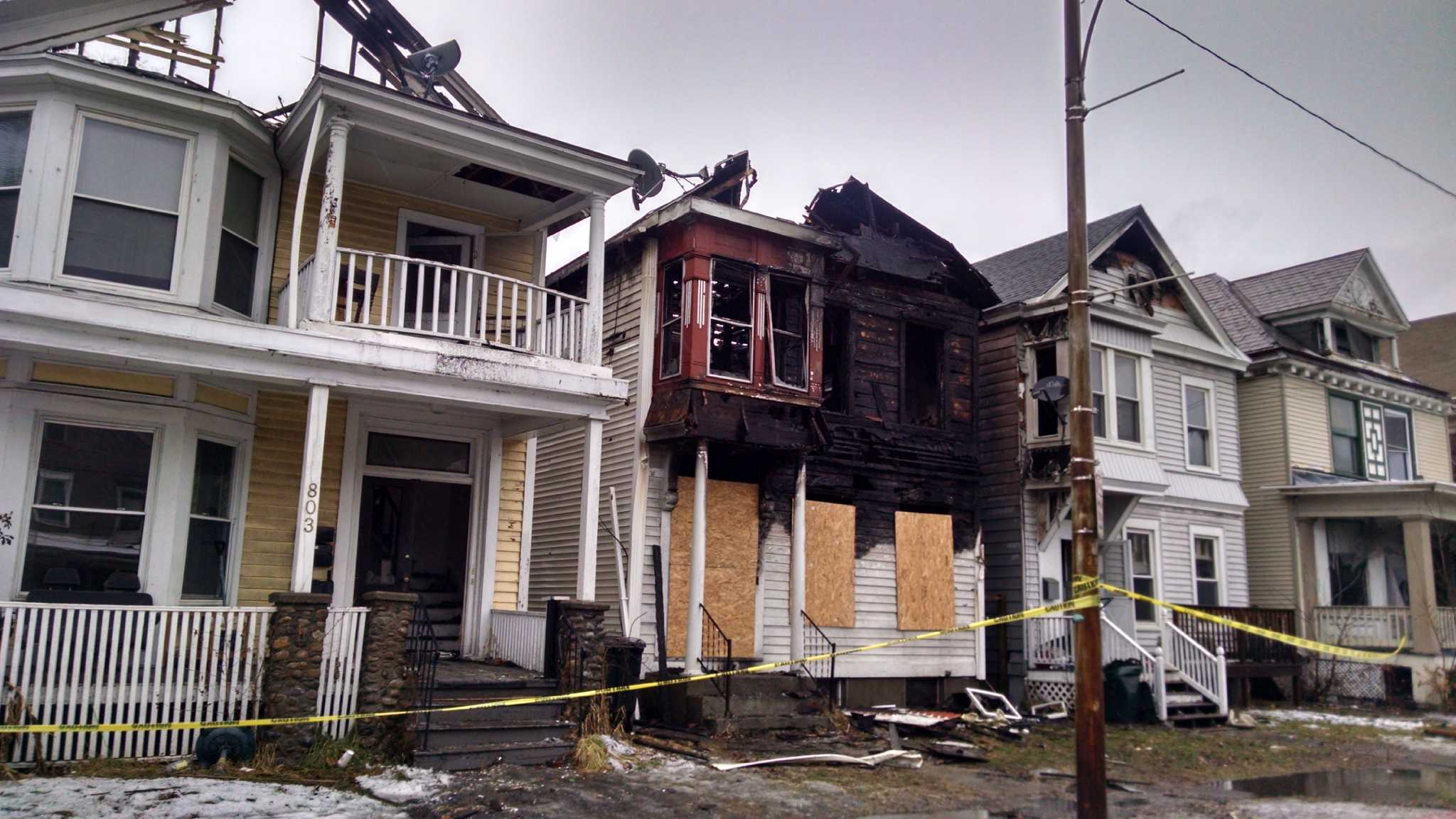 Fire destroys abandoned Lansingburgh home