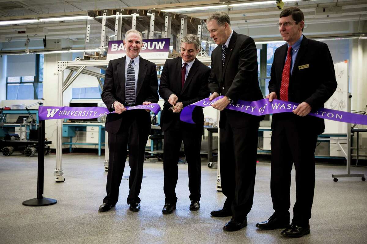 new-lab-lets-uw-students-boeing-engineers-take-on-real-world-projects