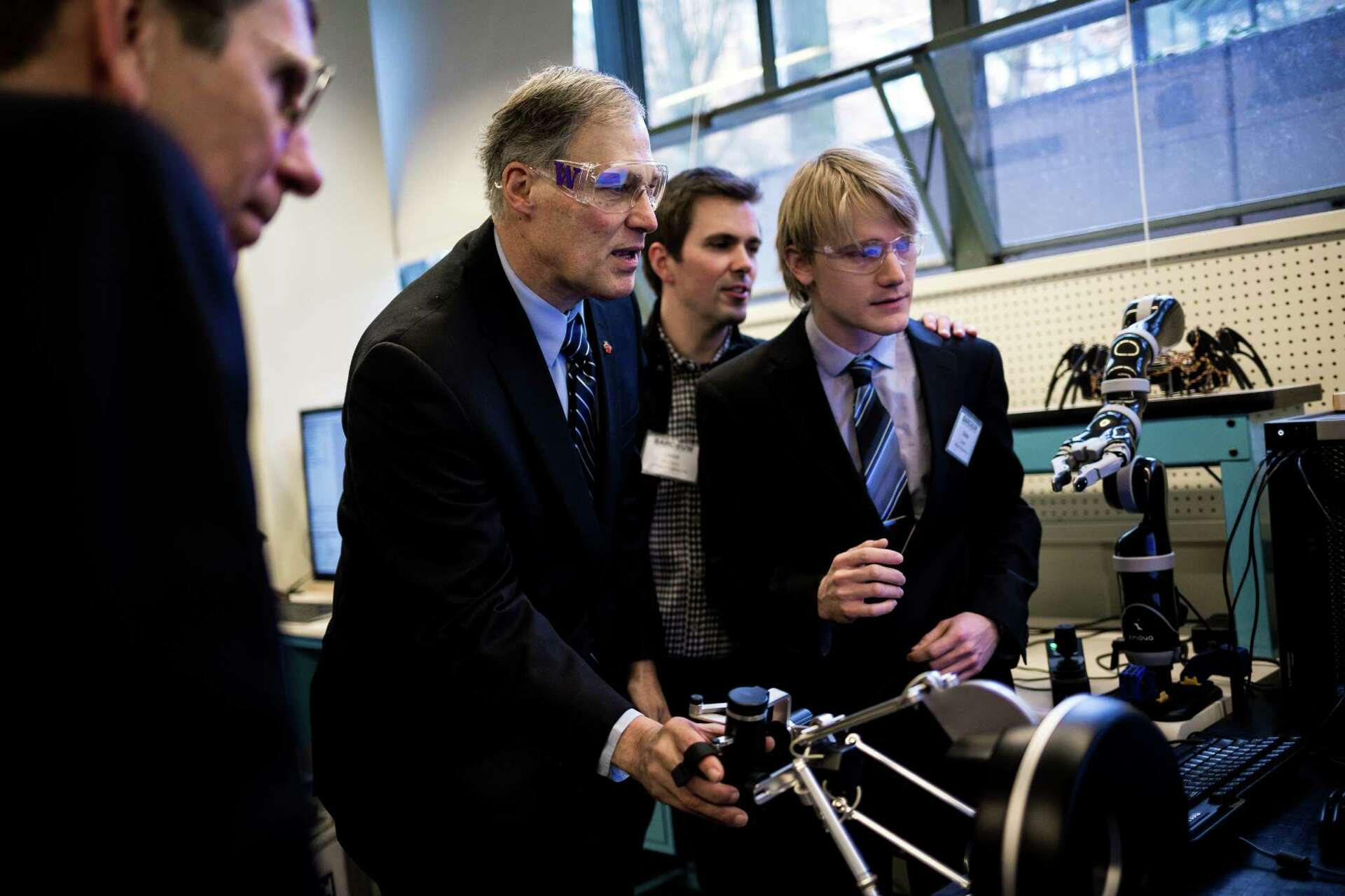 New lab lets UW students, Boeing engineers take on real-world projects